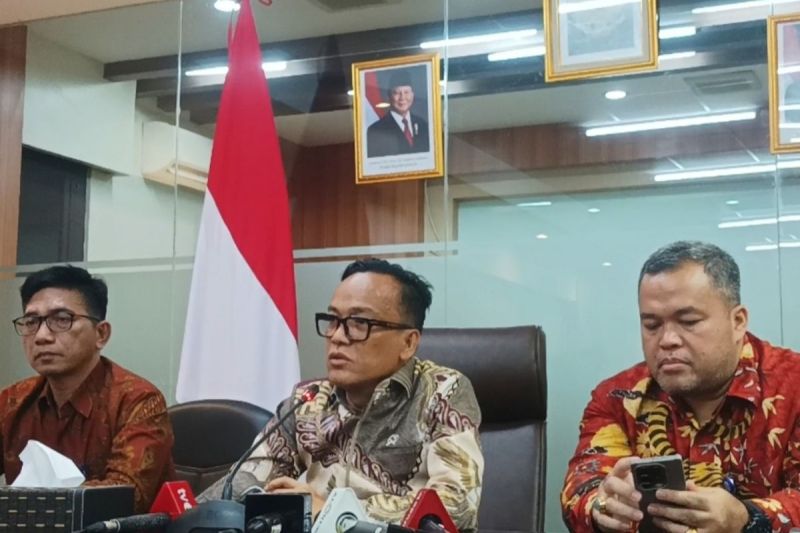 Wamenaker Immanuel Ebenezer saat memberikan keterangan di Kantor Kemenaker, Jakarta, Kamis (25/5/2025). (Kompas.com/Dian Erika)