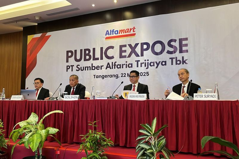Corporate Secretary PT Sumber Alfaria Trijaya Tbk (AMRT) Tomin Widianto dalam jumpa pers di Alfamart Tower Tangerang, Kamis (22/5/2025). (KOMPAS.com/ ELSA CATRIANA)