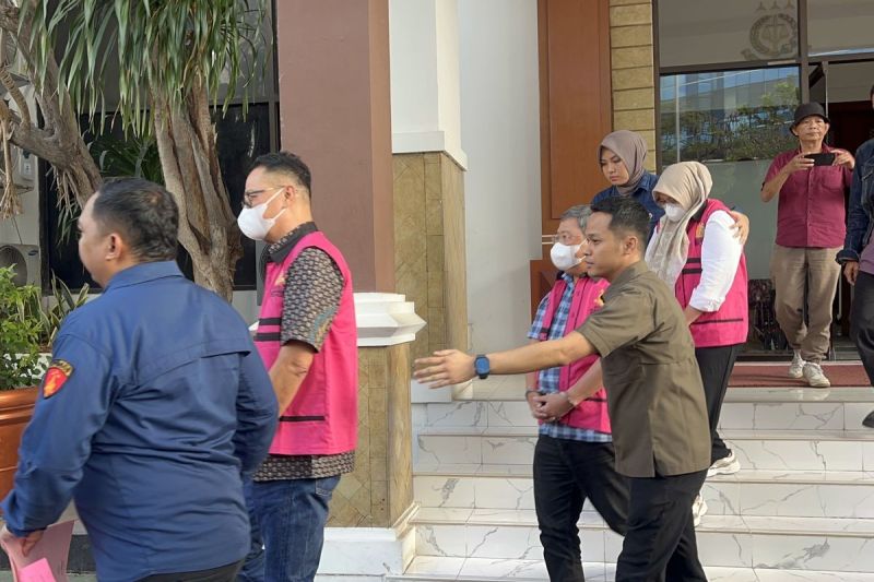 Kejaksaan Negeri (Kejari) Jakarta Pusat menetapkan lima tersangka terkait kasus dugaan korupsi pengadaan barang atau jasa dan pengelolaan Pusat Data Nasional Sementara (PDNS)