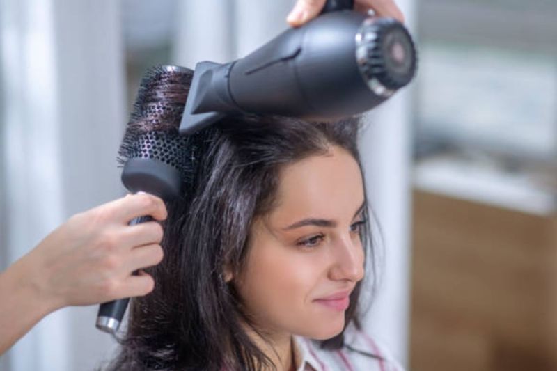 Cara blow rambut sendiri di rumah.(Pexels)