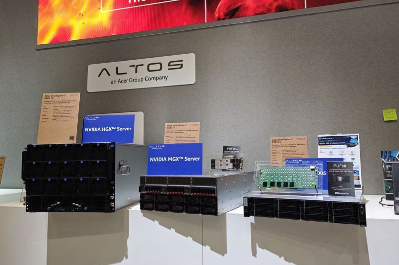 Deretan server dari Altos (Acer Group) yang dipamerkan di booth Acer, Computex 2025(Kompas.com/Lely Maulida)
