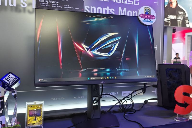 Monitor gaming Asus ROG Strix Ace XG248QSG mejeng di booth Asus Computex 2025(Kompas.com/Lely Maulida)