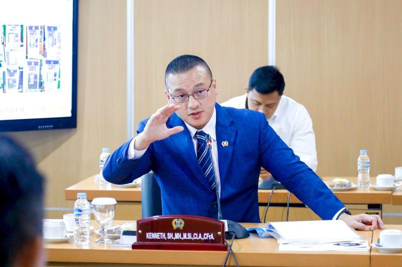 Anggota DPRD Jakrta dari Fraksi PDIP, Hardiyanto Kenneth mendorong Pemerintah Provinsi (Pemprov) membentuk Badan Usaha Milik Daerah (BUMD) khusus parkir guna menata sistem parkir yang amburad
