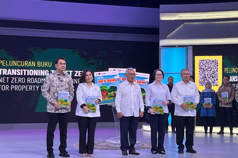 Peluncuran buku panduan praktis bagi para pengembang properti berjudul Transitioning to Net Zero: Net Zero Roadmap Guideline for Property Developers oleh Kadin Indonesia di Menara Kompas, Jakarta,