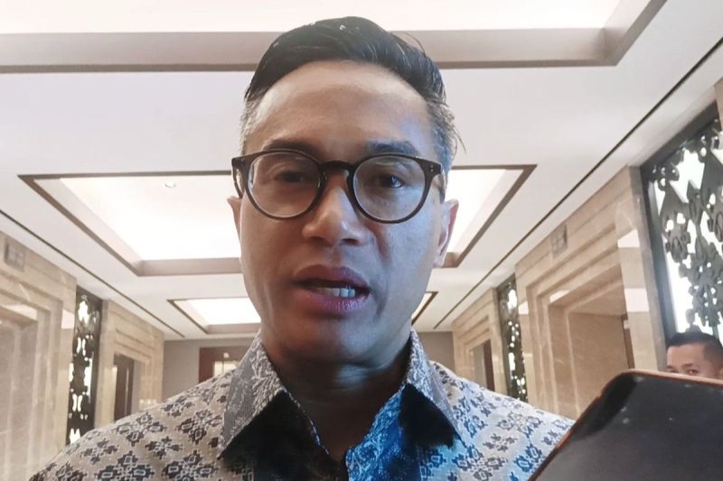 Ketua Umum Kadin Indonesia Anindya Bakrie memberikan keterangan di Menara Kadin, Jakarta, Jumat (23/5/2025).(Kompas.com/Dian Erika)