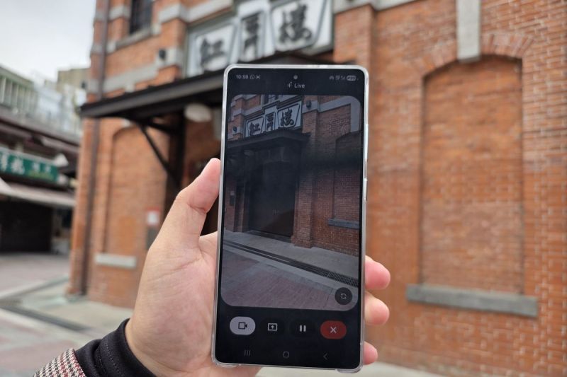 Gemini Live di Samsung Galaxy S25 series jadi pemandu tur pribadi yang bisa diajak ngobrol, kapan pun, di mana pun.(KOMPAS.com/ Galuh Putri Riyanto)