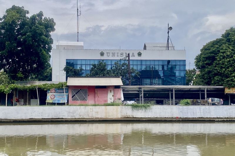 Deretan bangunan liar yang berdiri di bantaran Kalimalang samping Universitas Islam 45 (Unisma) Bekasi.(ACHMAD NASRUDIN YAHYA/KOMPAS.com)