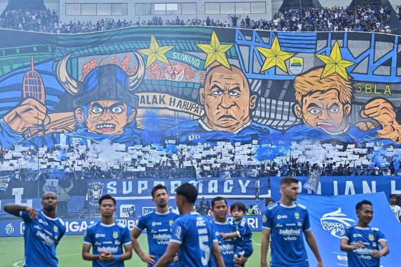 Tifo raksasa bobotoh di laga Persib Bandung vs Persis Solo. Persib Bandung menuntaskan musim juara Liga 1 2024-2025 dengan menghadapi Persis Solo, Sabtu (24/5/2025)