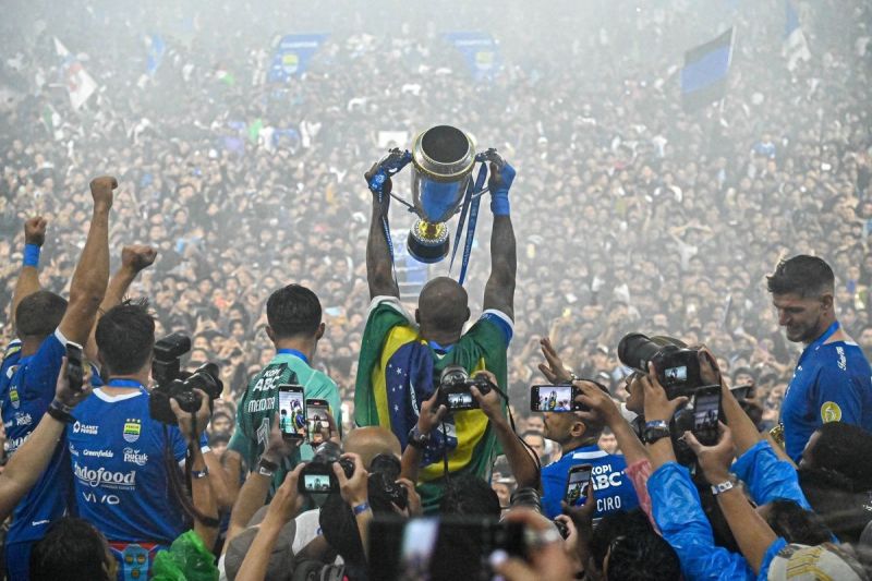 Perayaan juara Liga 1 2024-2025 untuk Persib Bandung berlangsung kacau, Bobotoh invasi lapangan, penyerahan trofi tidak seperti semestinya di Stadiong Gelora Bandung Lautan Api (GBLA),