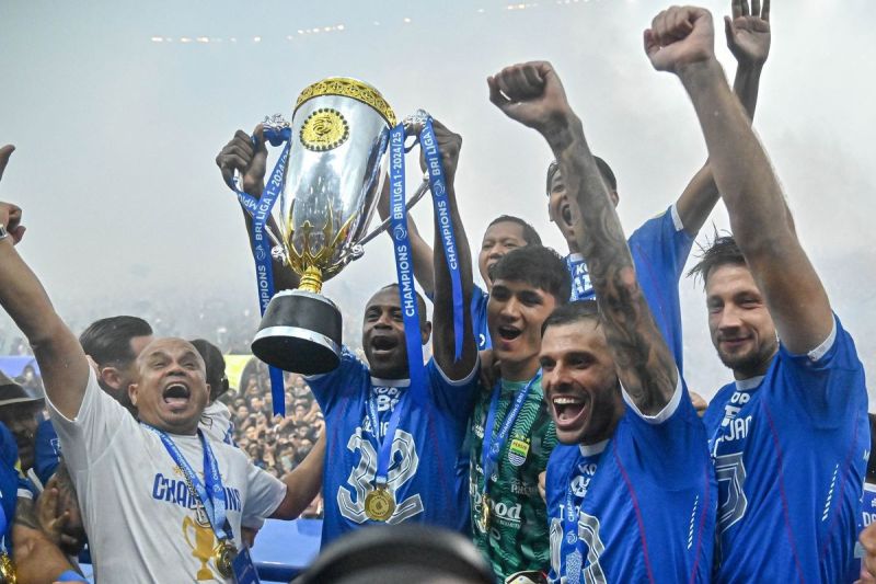 Persib Bandung juara Liga 1 2024-2025, angkat piala di Stadion Gelora Bandung Lautan Api (GBLA), Sabtu (24/5/2025). (KOMPAS.com/ADIL NURSALAM)