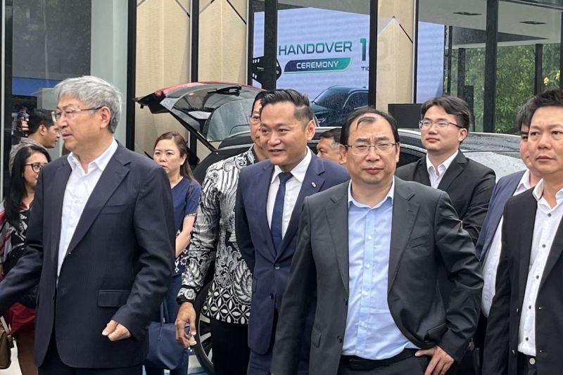 Chairman Chery Automobile Yin Tongyue (kiri) dan President of Chery International, Zhang Guibing (tengah.(KOMPAS.com/Gilang)