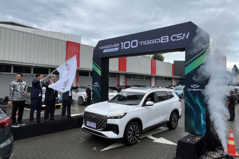 Chery serahkan 100 unit Chery Tiggo 8 CSH ke konsumen pertama.(KOMPAS.com/Gilang)