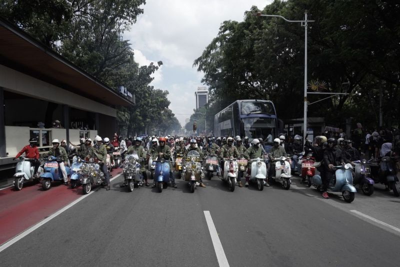 Ribuan scooterist dari berbagai daerah memadati Pintu barat daya, Monas, Jakarta Pusat Pancoran, untuk mengikuti acara tahunan Jakarta Mods Mayday ke-15, Sabtu (24/05/2025). (KOMPAS.com/Gilang)