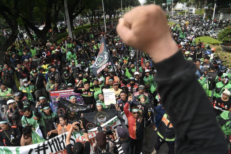 Sejumlah pengemudi ojek daring (ojol) melakukan aksi demonstrasi di kawasan Patung Kuda, Jakarta, Selasa (20/5/2025).