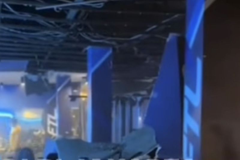 Atap plafon pusat kebugaran FTL Gym Menteng, Jakarta Pusat, roboh.(Tangkapan layar video viral)
