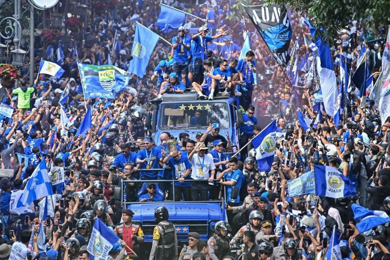 Pawai Persib Bandung juara Liga 1 2024-2025 pada Minggu (25/5/2025). (KOMPAS.com/ADIL NURSALAM)