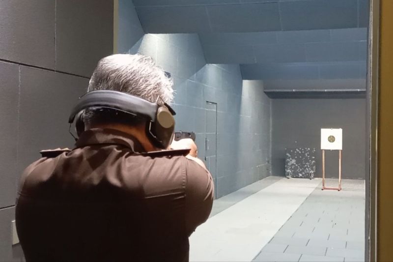 Kapuspenkum Kejagung Harli Siregar saat latihan menembak di acara perlombaan menembak oleh Adhyaksa Shooting Club di Gedung Utama Kejaksaan Agung, Jakarta, Jumat (23/5/2025)(Shela Octavia)