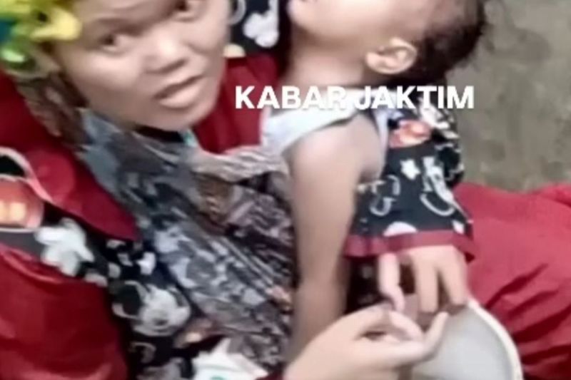 Tangkapan layar pengemis berkostum badut di kawasan stasiun Klender Jakarta Timur.(Tangkapan layar kabar.jaktim)