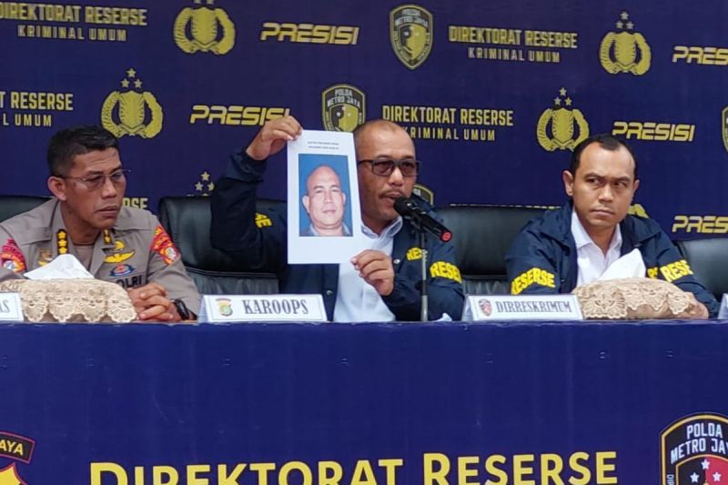 Direktur Reserse Kriminal Umum Polda Metro Jaya Kombes Pol Wira Satya Triputra mengungkapkan tampang ketua ormas PP Kota Tangerang Selatan berinisial MR yang kini masuk dalam daftar pencarian orang