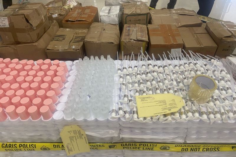 Skincare palsu yang diproduksi delapan pelaku di Babelan, Kabupaten Bekasi.(ACHMAD NASRUDIN YAHYA/KOMPAS.com)