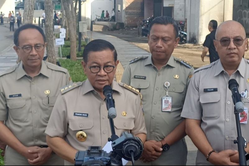 Gubernur Jakarta Pramono Anung usai menanam pohon di Cakung, Jakarta Timur.(Hafizh Wahyu Darmawan)