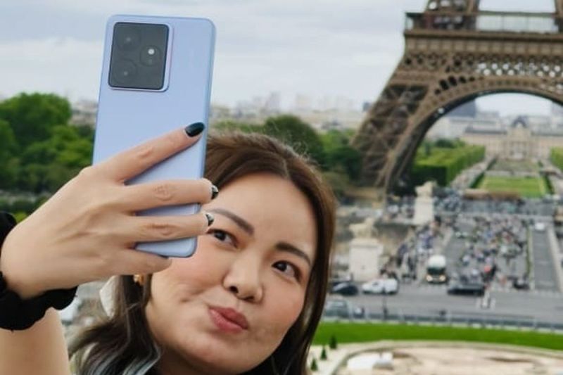 Realme GT7 di genggaman PR Lead Realme Indonesia, Krisva Angnieszca saat mencoba kamera selfie di Paris, Perancis (26/5/2025).(KOMPAS.com/Reska K. Nistanto.)
