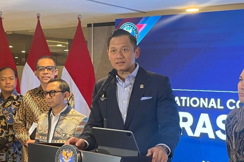 Menteri Koordinator Bidang Infrastruktur dan Pembangunan Kewilayahan (IPK) Agus Harimurti Yudhoyono (AHY) dalam konferensi pers di kantornya, Jakarta, Selasa (27/5/2025). (KOMPAS.com/YOHANA ARTHA ULY)