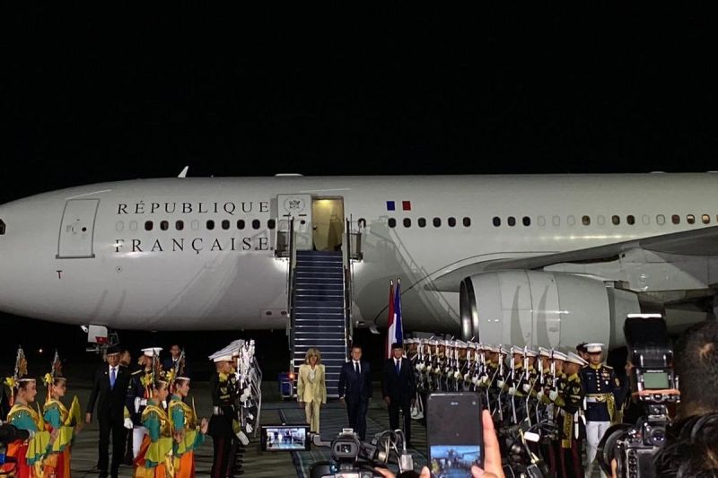 Presiden Prancis, Emmanuel Macron tiba di Indonesia pada Selasa (27/5/2025) malam.