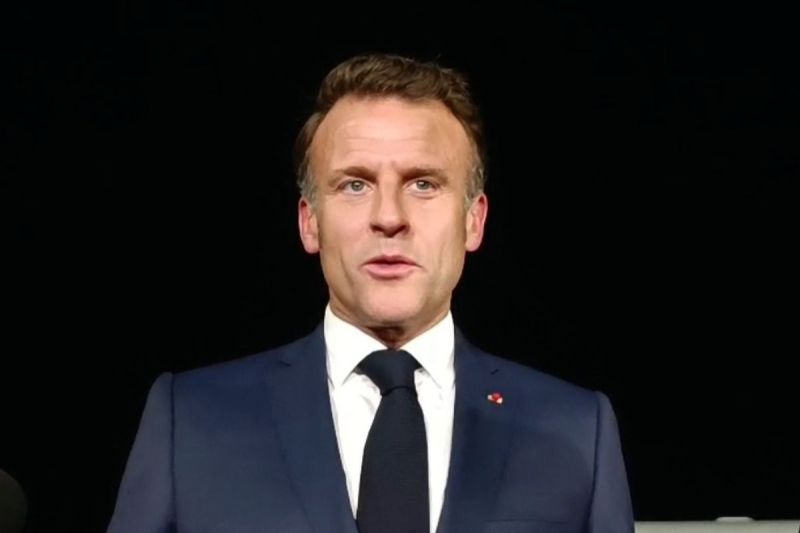 Presiden Prancis Emmanuel Macron memberikan keterangan pers singkat kepada awak media setibanya di Pangkalan Udara (Lanud) Halim Perdanakusuma, Jakarta Timur, Selasa (27/5/2025) malam. (