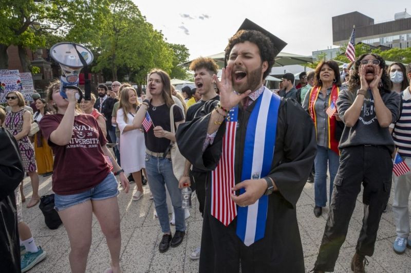 Mahasiswa Harvard yang lulus, Victor Flores dan lainnya berunjuk rasa untuk mendukung mahasiswa asing Harvard selama unjuk rasa Harvard Students for Freedom di kampus Universitas Harvard di Bosto