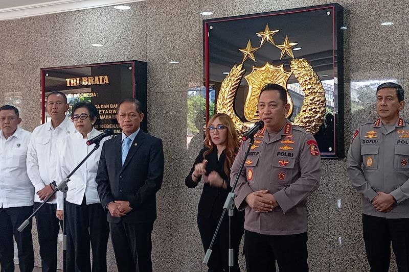 Menteri Lingkungan Hidup, Hanif Faisol Nurofiq dan Kapolri Jenderal Pol Listyo Sigit Prabowo saat konferensi pers di Lobi Rupatama Mabes Polri, Jakarta, Rabu (28/5/2025). (Shela Octavia)