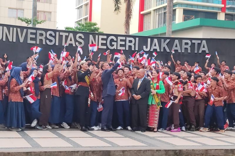 Presiden Prancis Emmanuel Macron berswafoto bersama puluhan pelajar di Universitas Negeri Jakarta (UNJ), Jakarta, Rabu (28/5/2025).(KOMPAS.com/Rahel)