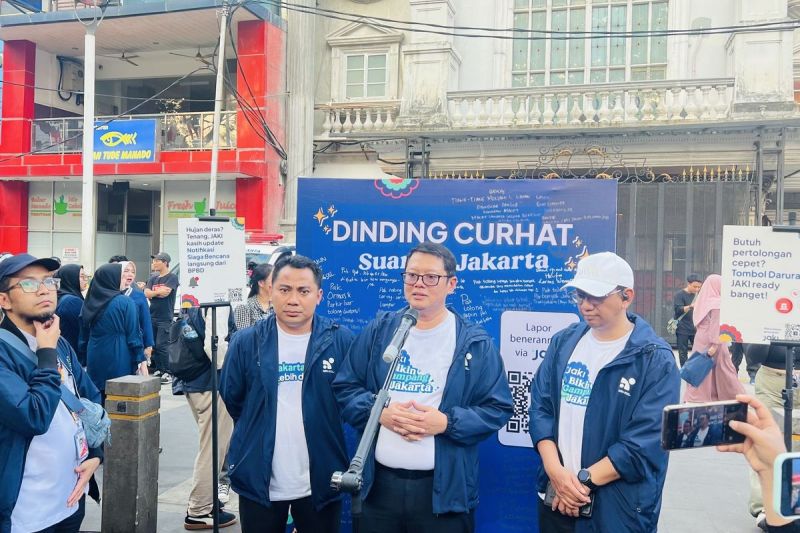 Kepala Dinas Komunikasi, Informatika, dan Statistik (Diskominfotik) Jakarta, Budi Awaludin diacara relaunchi aplikasi Jakarta Kini (JAKI) di Terowongan Kendal, Jakarta Pusat, Rabu (28/5/2025).