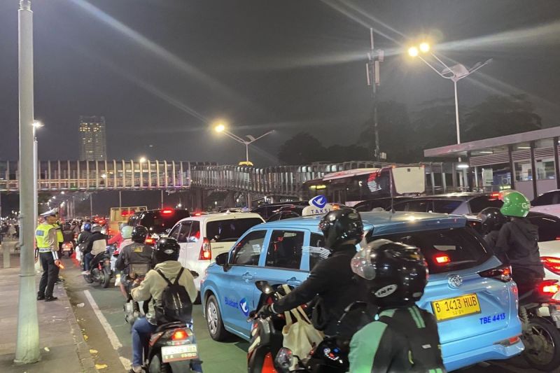 Kemacetan di depan Polda Metro Jaya, Jalan Jenderal Sudirman masih bertahan setelah akses jalan kembali dibuka, Rabu (28/5/2025) malam.(Hanifah Salsabila)