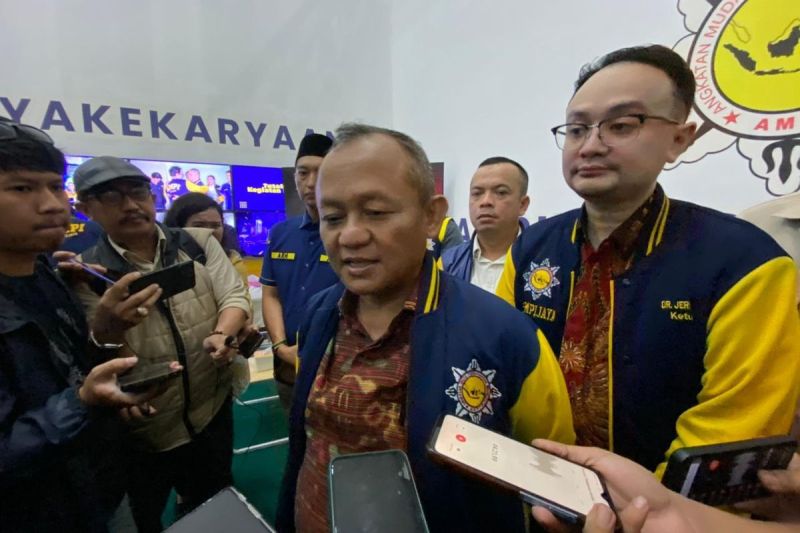Sekretaris Jenderal (Sekjen) Partai Golkar Muhammad Sarmuji mengomentari putusan Mahkamah Konstitusi (MK) saat ditemui di kawasan Menteng, Jakarta Pusat, Rabu (28/5/2025). (KOMPAS.com/FIKA NURUL ULYA)
