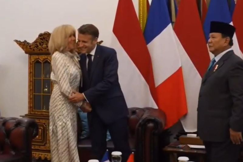 Presiden Prancis Emmanuel Macron dan istrinya cipika-cipiki di Istana Merdeka, Jakarta, Rabu (28/5/2025). (Dok. Setpres)