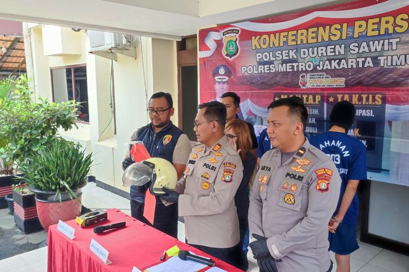 Polsek Duren Sawit saat menjelaskan terkait kasus perampasan motor bermodus mata elang, Rabu (28/5/2025).(KOMPAS.com/Febryan Kevin)