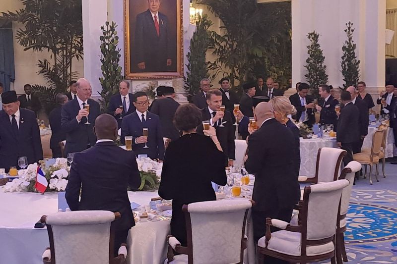 Presiden Prabowo Subianto mengajak Presiden Prancis Emmanuel Macron bersulang di Istana, Jakarta, Rabu (28/5/2025) malam. (KOMPAS.com/ADHYASTA DIRGANTARA)