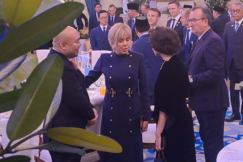 Anak Prabowo, Didit Hediprasetyo berbincang dengan istri Emmanuel Macron, Brigitte Macron di Istana, Jakarta, Rabu (28/5/2025) malam. (KOMPAS.com/ADHYASTA DIRGANTARA)