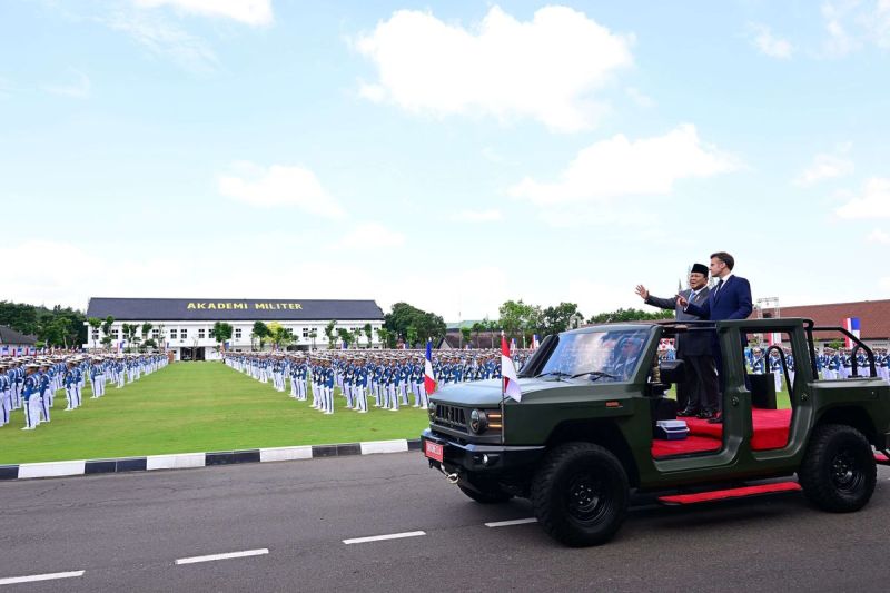 Presiden Prabowo Subianto (kiri) dan Presiden Perancis Emmanuel Macron berdiri di atas mobil Maung Tangguh saat memeriksa pasukan di Akademi Militer (Akmil), Magelang, Jawa Tengah, Kamis (29/5/2025).
