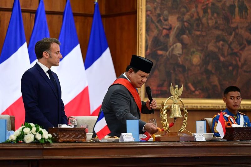 Presiden RI Prabowo Subianto membunyikan lonceng untuk makan siang bersama di Akmil, Magelang, Jawa Tengah, Kamis (29/5/2025). (Dok. Setpres)