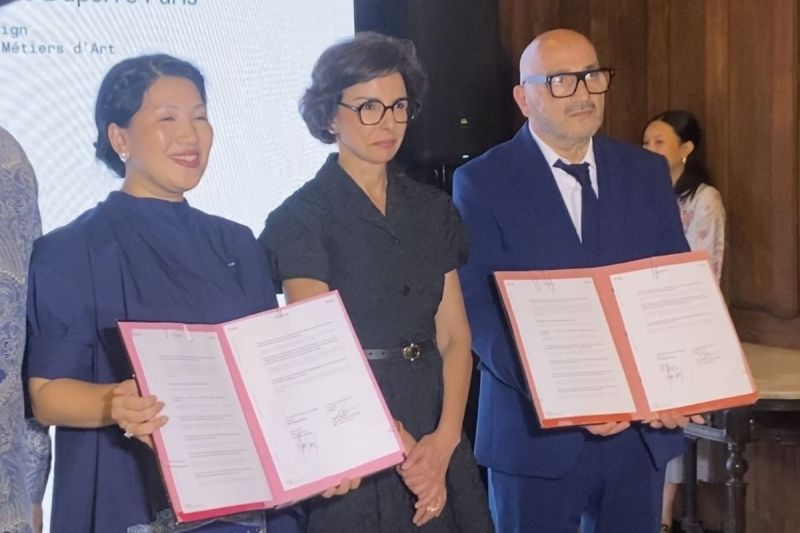 Thresia Mareta, Rachida Dati, dan Alain Soreil menandatangani MoU antara PINTU Incubator dan École Duperré Paris di Bentara Budaya Jakarta, Palmerah, Rabu (28/5/2025).(Kompas.com/LINTANG PRAMATYANTI)