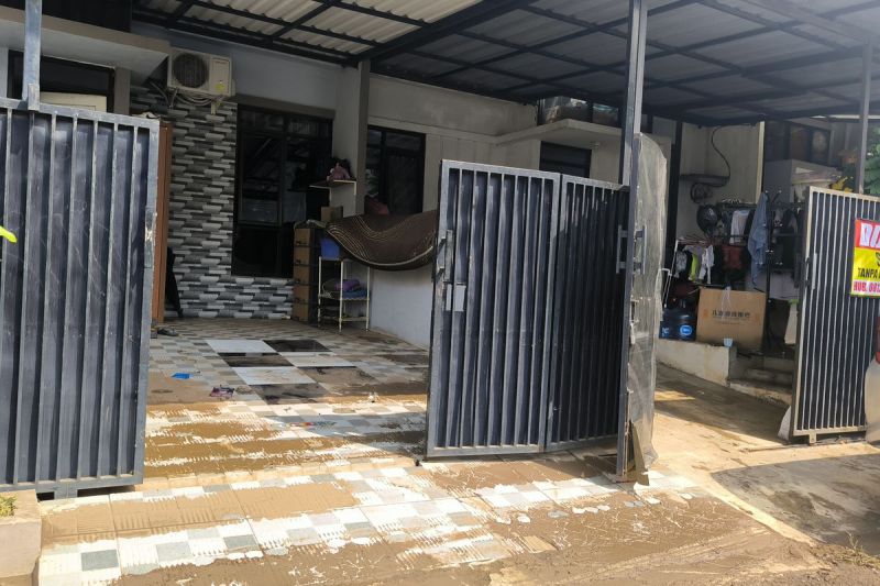 Kondisi lumpur di salah satu rumah di Puri Bintaro Indah pasca banjir.(Intan Afrida Rafni )