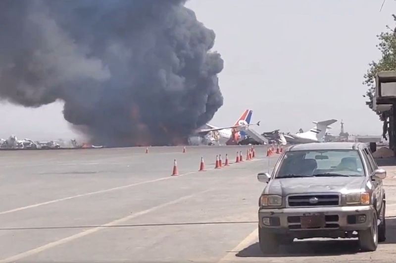 Penampakan pesawat operasional terakhir di bandara Sanaa, Yaman yang akan digunakan untuk mengangkut jemaah haji, hangus terbakar akibat serangan jet tempur Israel.(Tangkapan layar via X @Khaled alsha