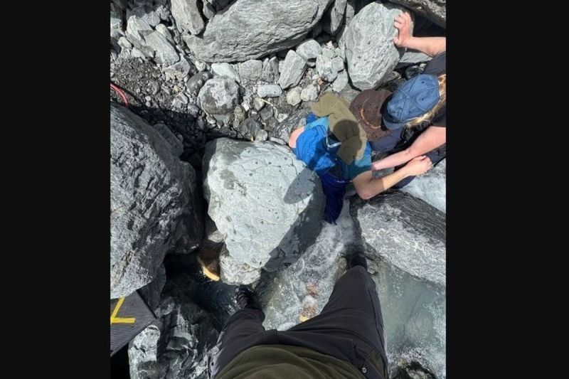 Seorang pria lansia tertimpa batu besar di Sungai Fourth of July, Alaska, AS, Sabtu (24/5/2025).(Tangkapan layar via ABC News)