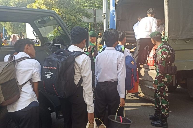 Sebanyak 100 siswa dari sejumlah SMP di Kota Depok peserta program Pembinaan Karakter dan Bela Negara diberangkatkan dari Balai Kota Depok ke barak militer Kostrad 1 Cilodong menggunakan truk TNI