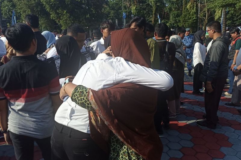 Momen orang tua sesaat melepas anaknya untuk program Pembinaan Karakter dan Bela Negara berpamitan (Hafizh Wahyu Darmawan)