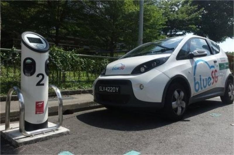 ilustrasi mobil listrik dan sistem smart traffic di jalanan Singapura