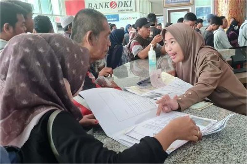 ilustrasi warga membayar pajak kendaraan di layanan Samsat selama program pemutihan