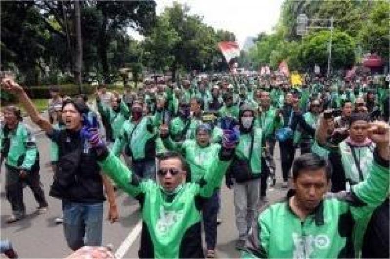 ilustrasi aksi protes sopir ojek online dengan spanduk tuntutan tarif layak